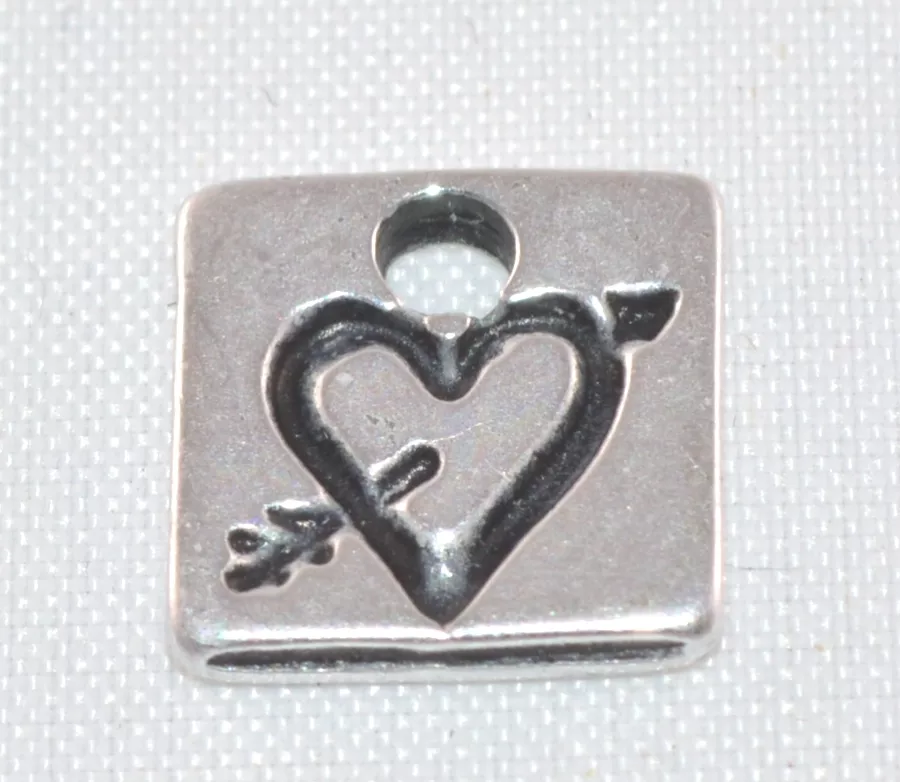 Pendant carré avec coeur gravé