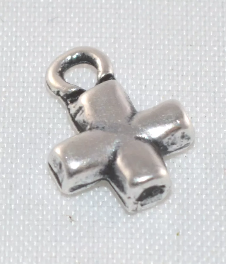 Pendant petite croix de malte