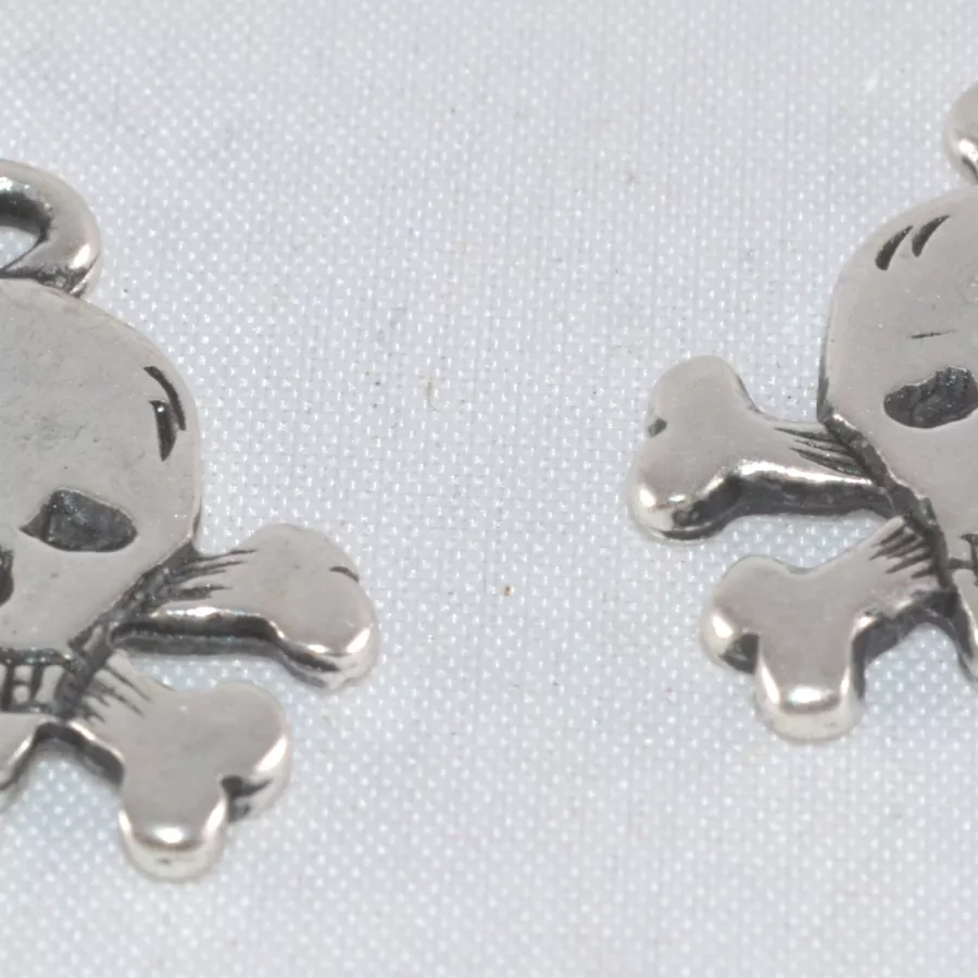 Pendant tête de mort avec os