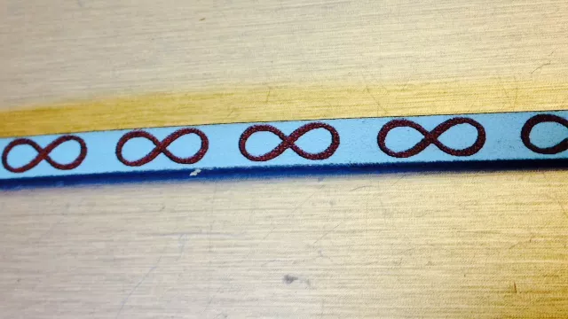 Cuir laser signe de l'infini 5mm - Bleu ciel