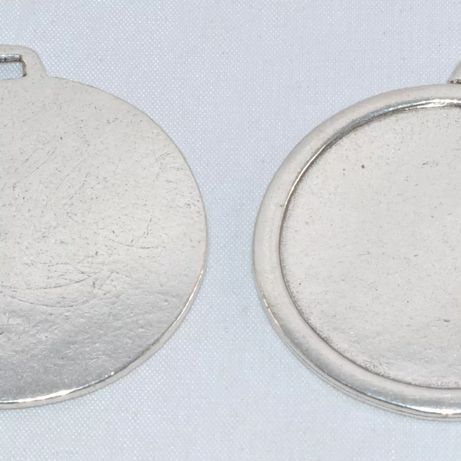 Pendant médaille en étain