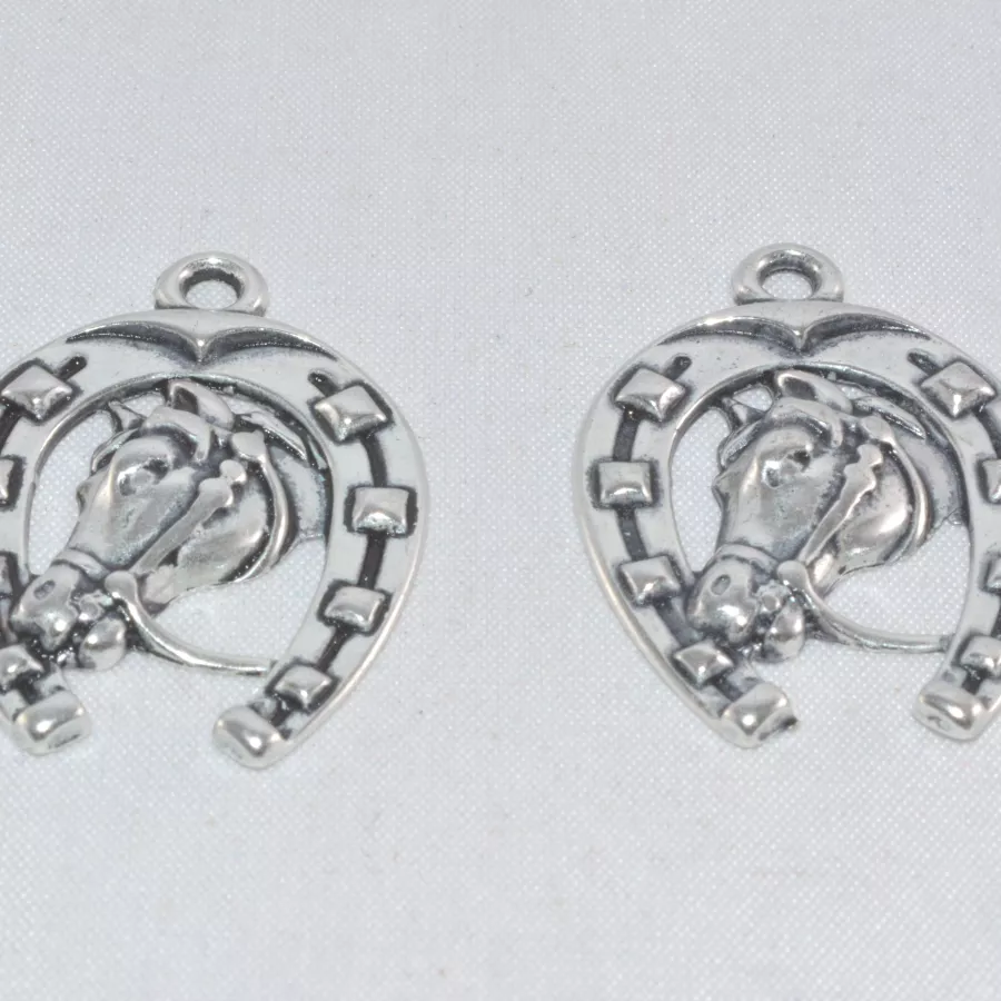 Pendant fer à cheval avec la tête de cheval