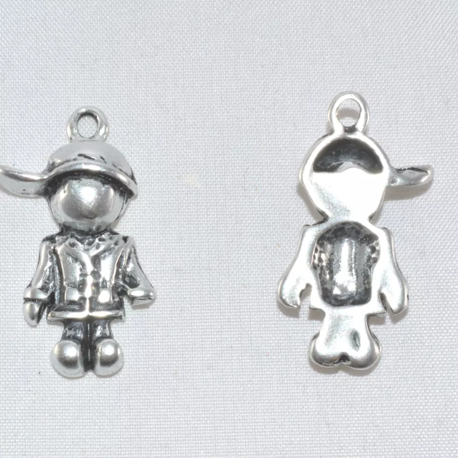 Pendant garçon avec casquette