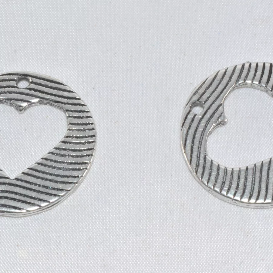 Pendant médaille rayé avec coeur au milieu