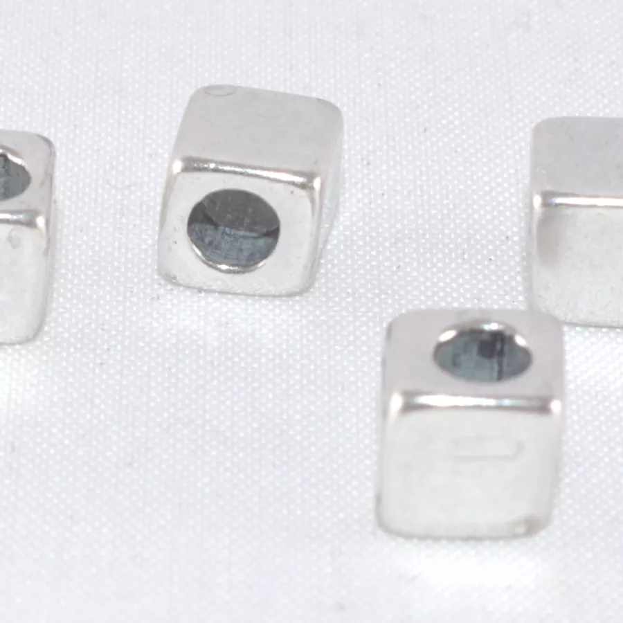 Passant cube avec diametre 3.30mm