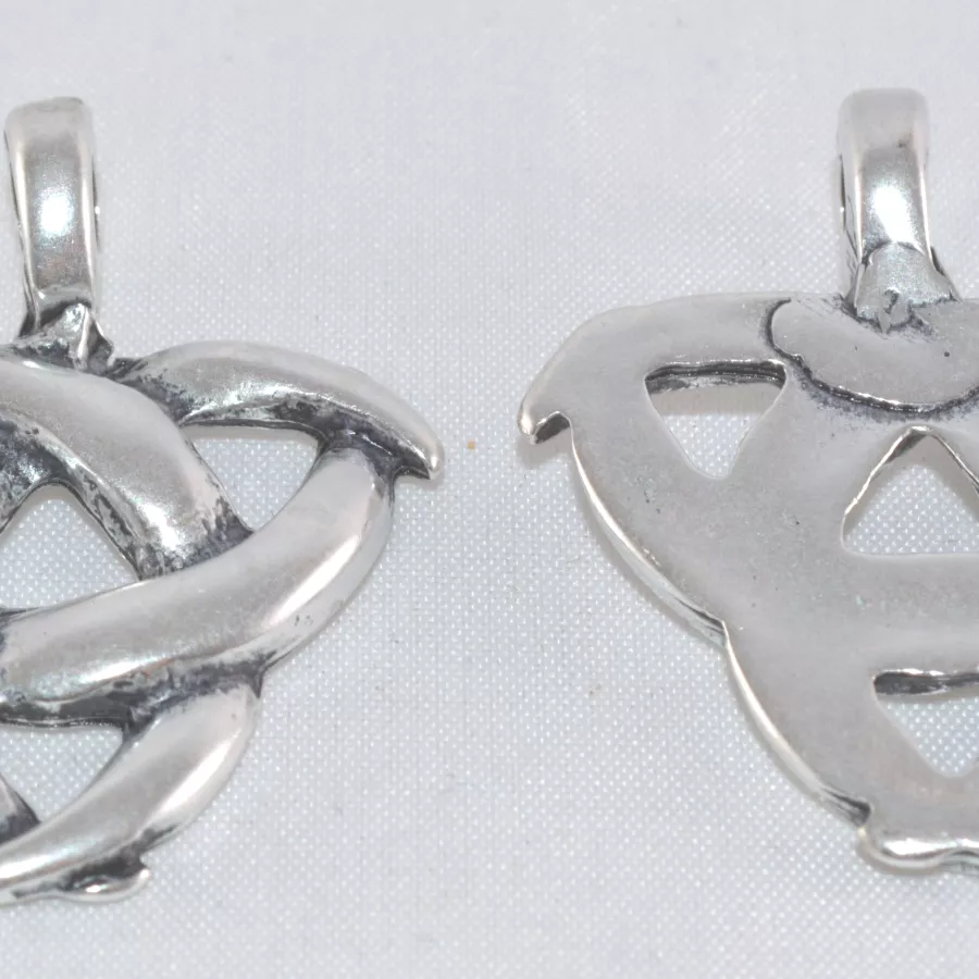 Pendant triangle avec motif abstrait