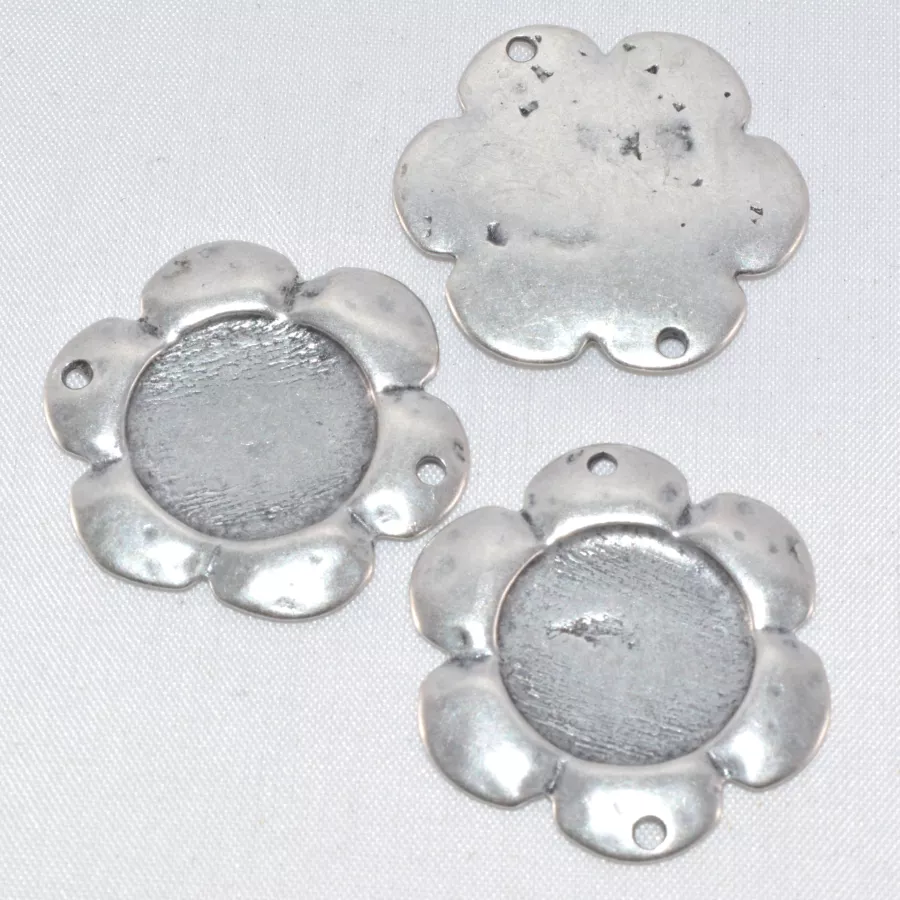 Fleur intercalaire avec 2 trous pour fimo, resine etc...
