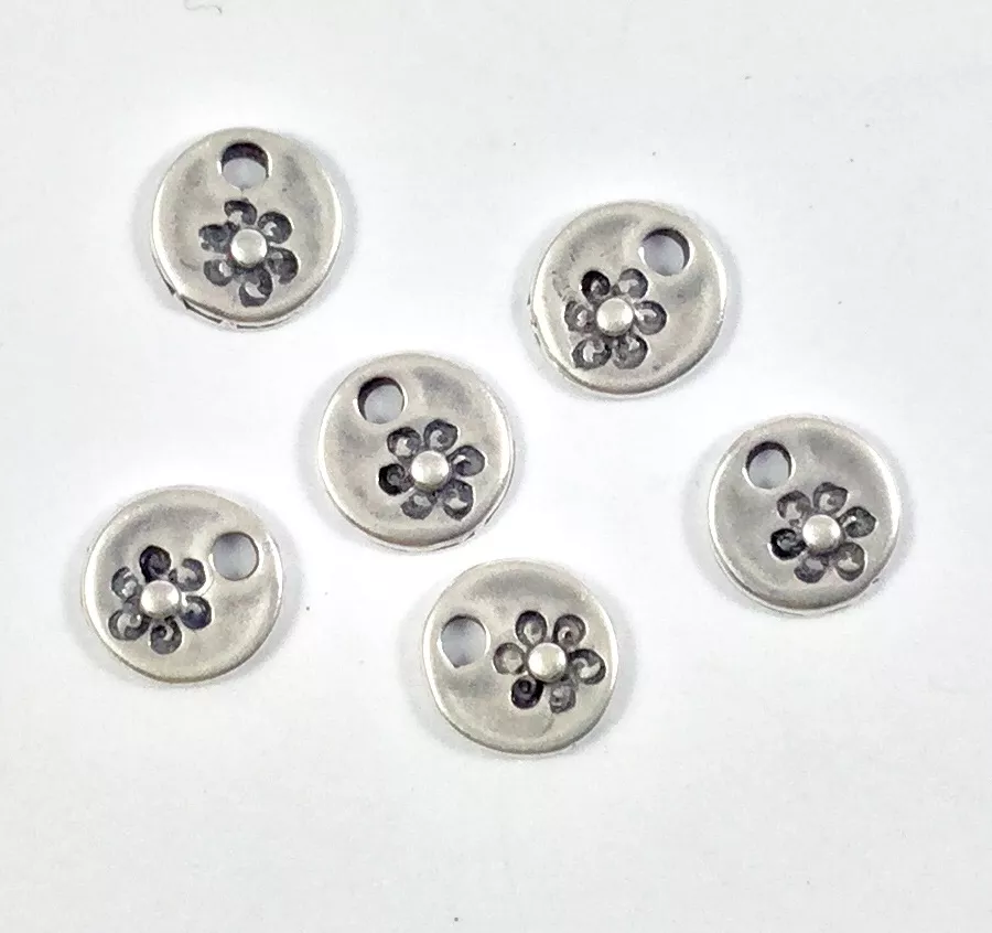 Petit pendant pastille avec fleur 8mm de diamètre