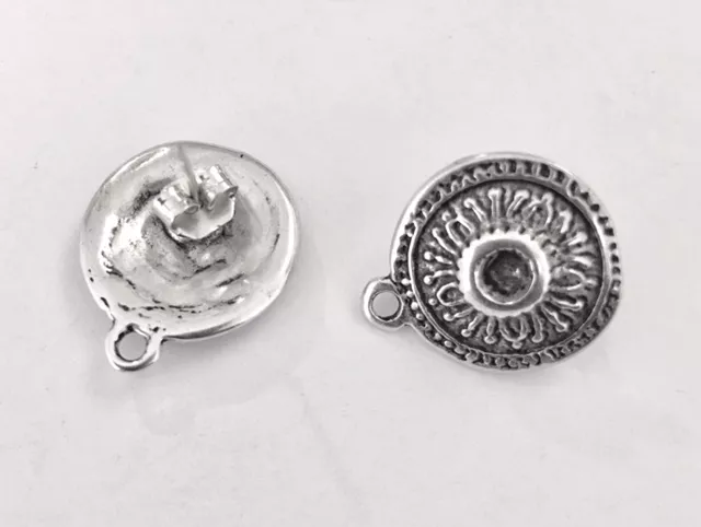 Boucles d'oreilles à clous avec un trou 