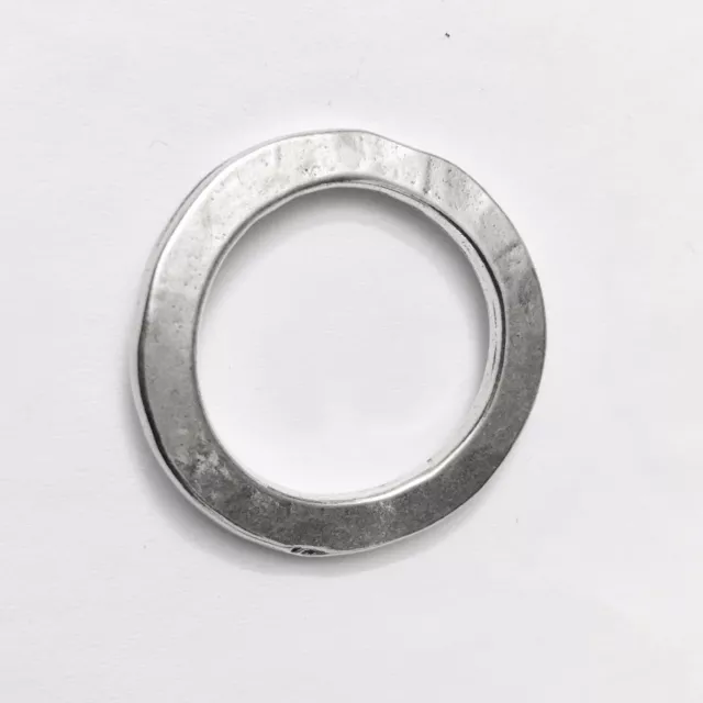 Cercle martelé en étain plaqué argent 34 mm, épaisseur 2.20 mm, cercle intérieur 23 mm 