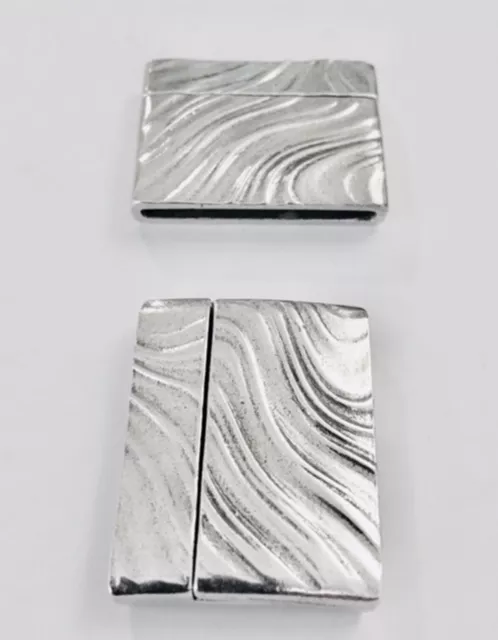 Fermoirs aimantés 30 mm vagues, en étain plaqué argent.