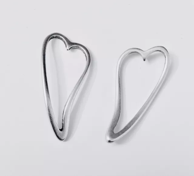 Cœur stylisé ondulé en pendant ou en intercalaire, 39.50 x 18 mm