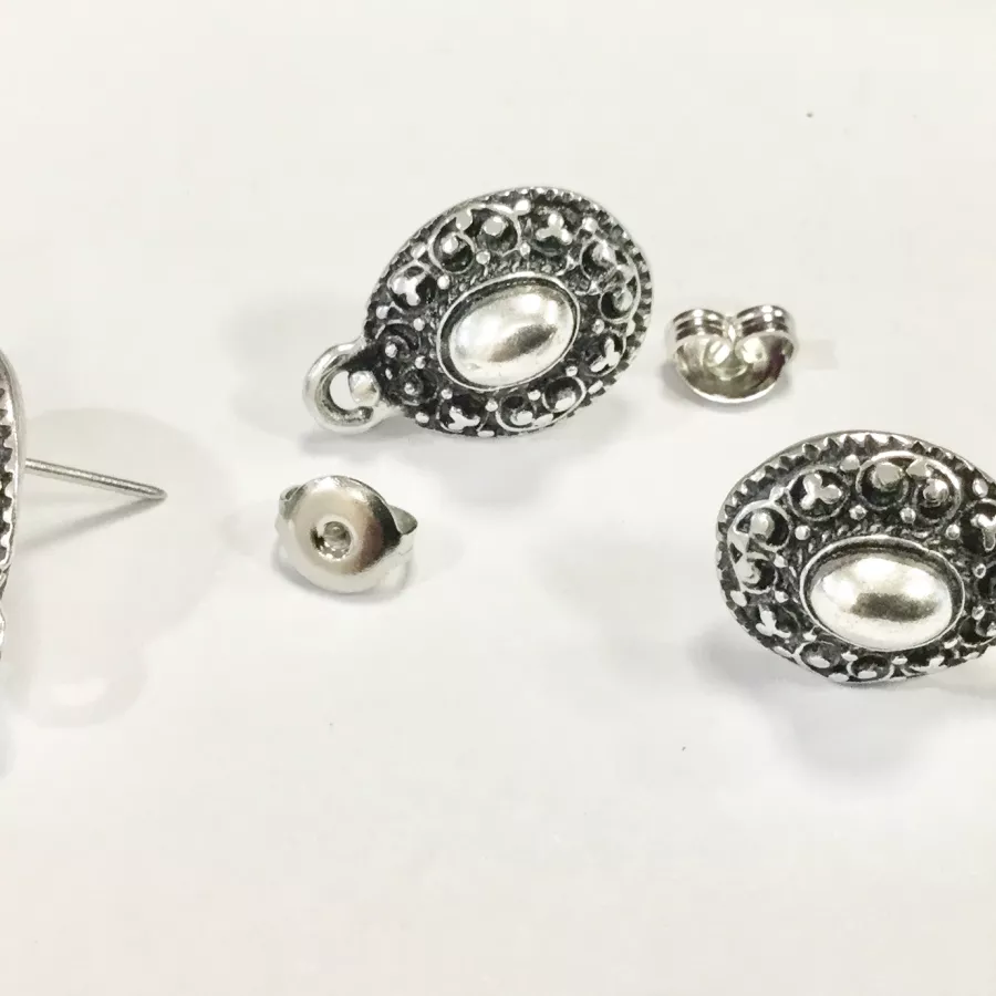 Boucle d’oreille à clou forme ovale et perle centrale en zamac plaqué argent 
