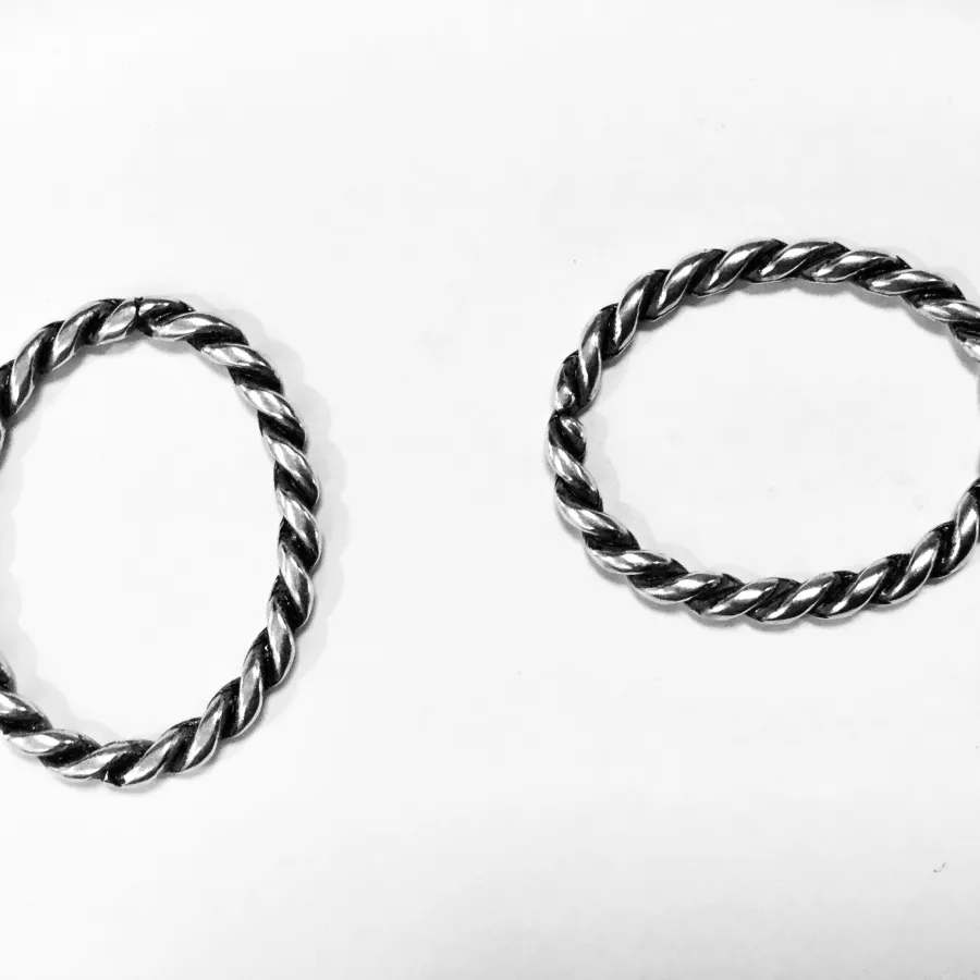 Intercalaire Anneau fermé et torsadé 