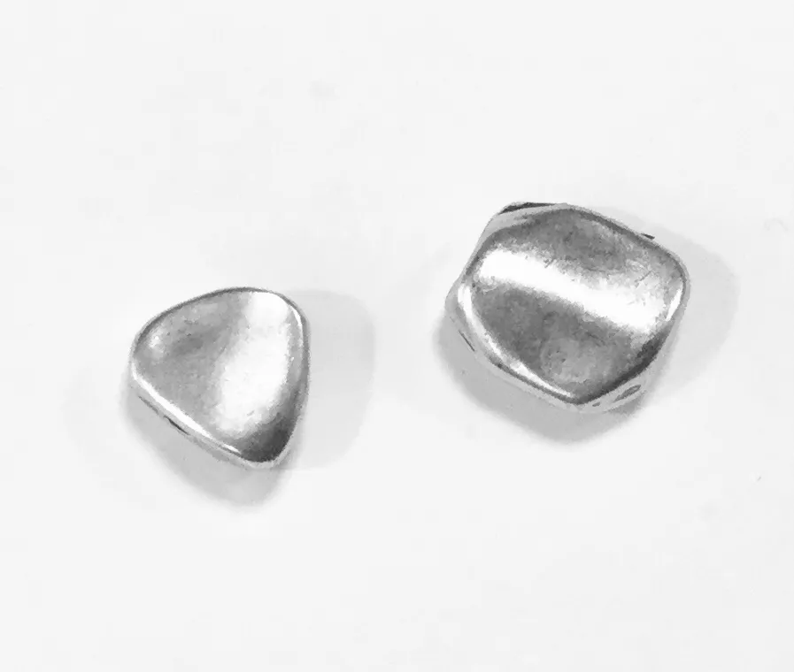 Intercalaire traversant forme cailloux