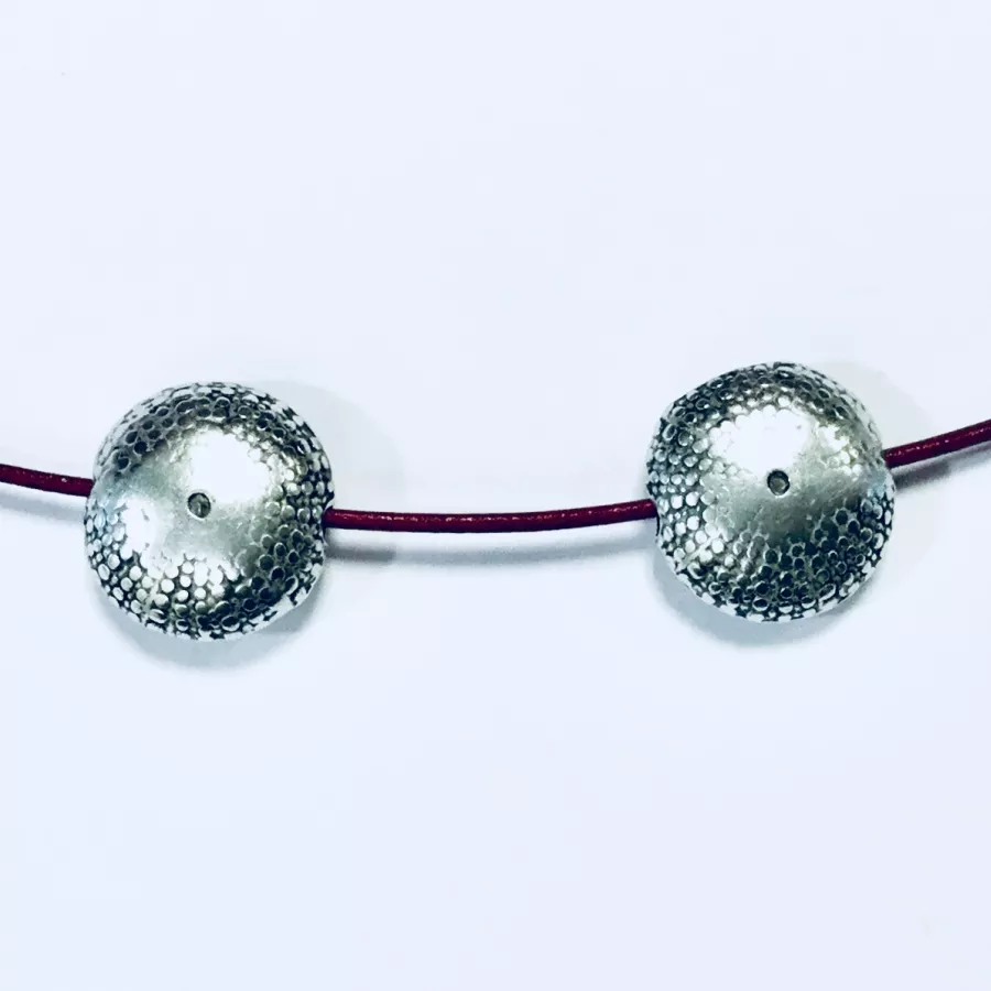 Intercalaire pastille et traversant forme aplatie