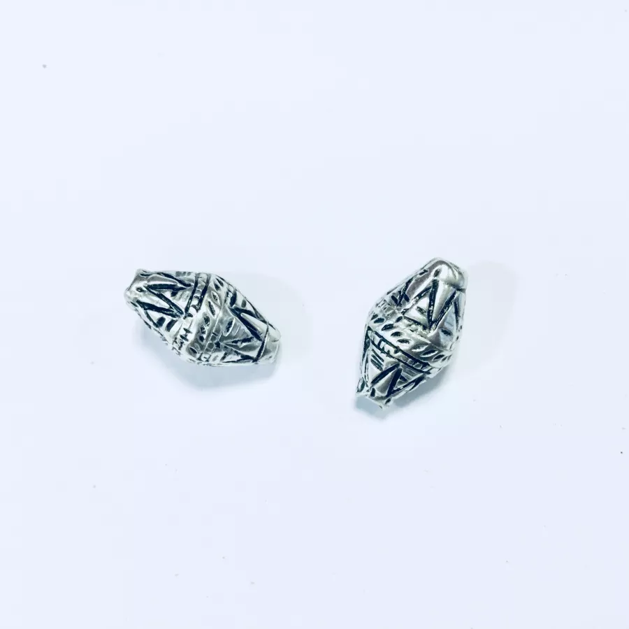 Intercalaire traversant forme trapézoïdale 