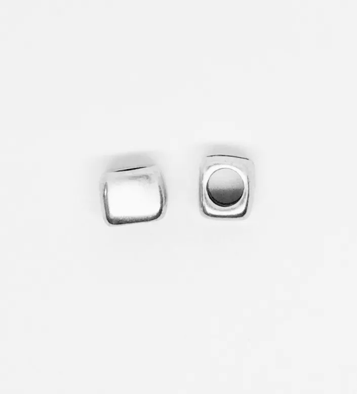 Intercalaire traversant lisse forme carrée légèrement arrondie sur les angles 