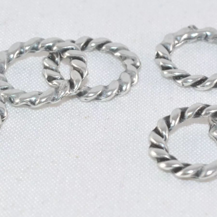 Anneaux fermés torsadés