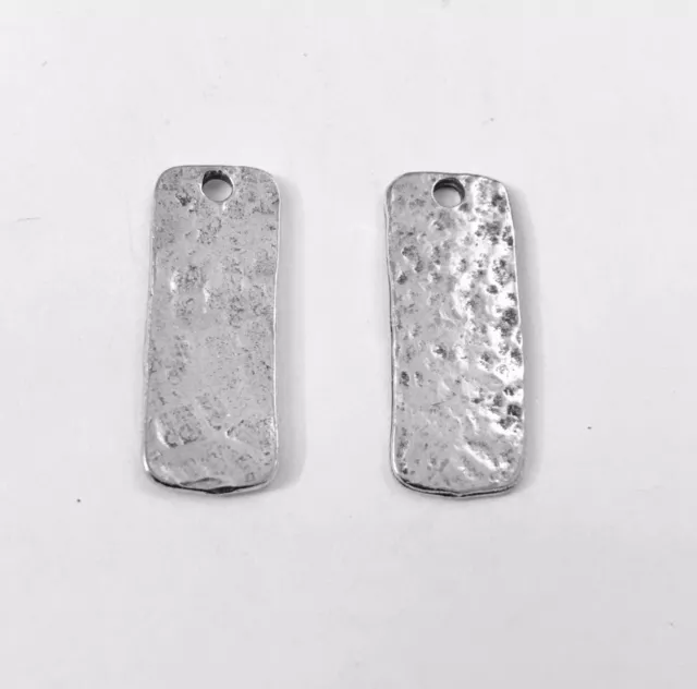 Pendant rectangulaire en étain martelé 21 x 8.5mm