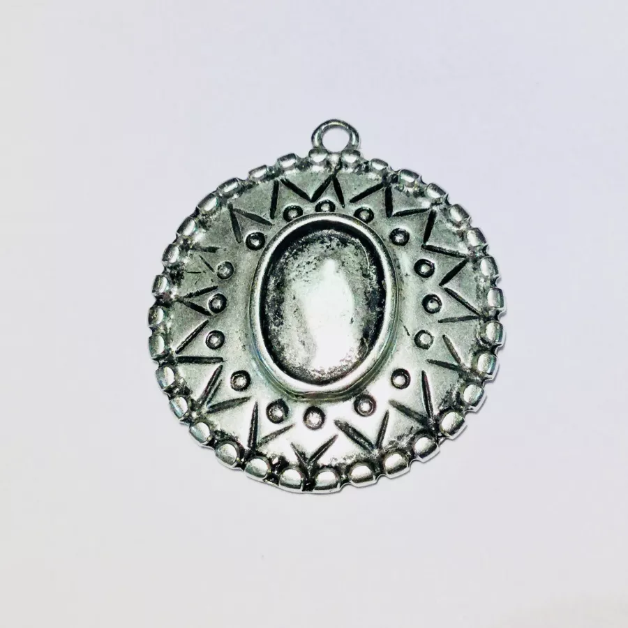 Pendant rond avec motifs et emplacement central pour coller cabochon ou fimo