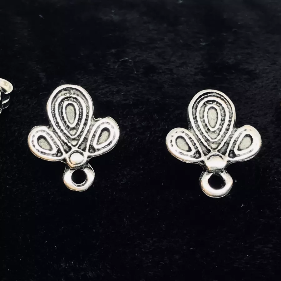 Boucle d’oreille à clous trois pétales