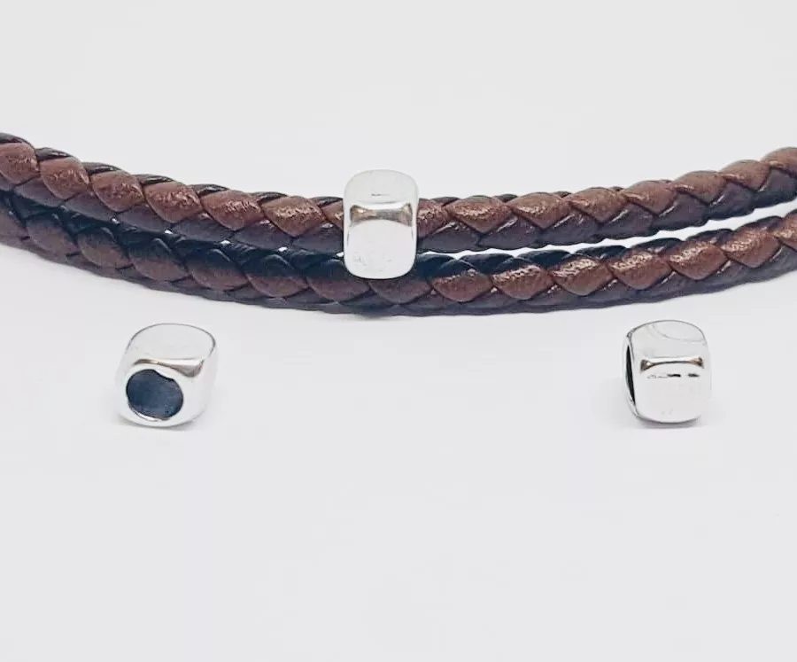 Perles cube trou diam 2.60mm