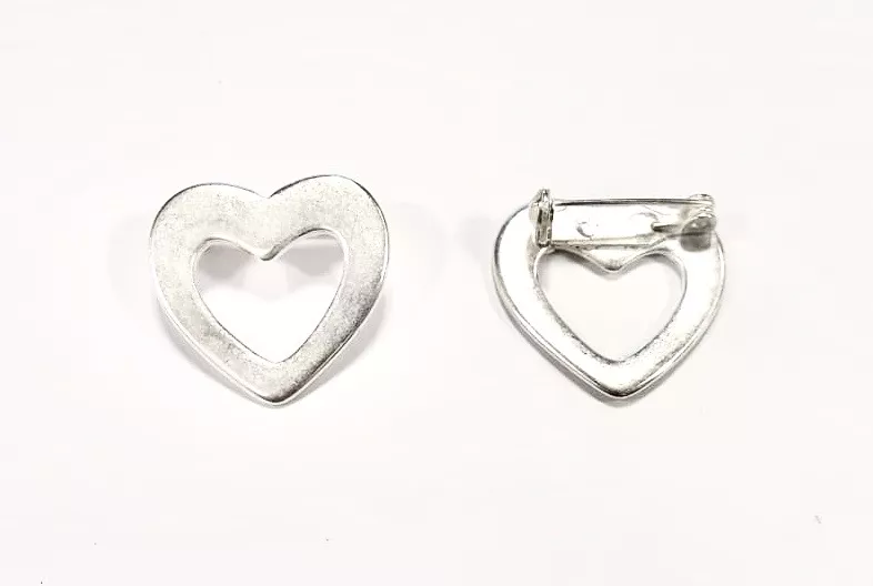 Broche en forme de cœur, porte lunettes également.