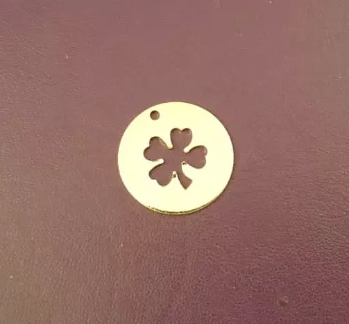 Pendant laiton ,médaillon avec trèfle à 4 feuilles en doré