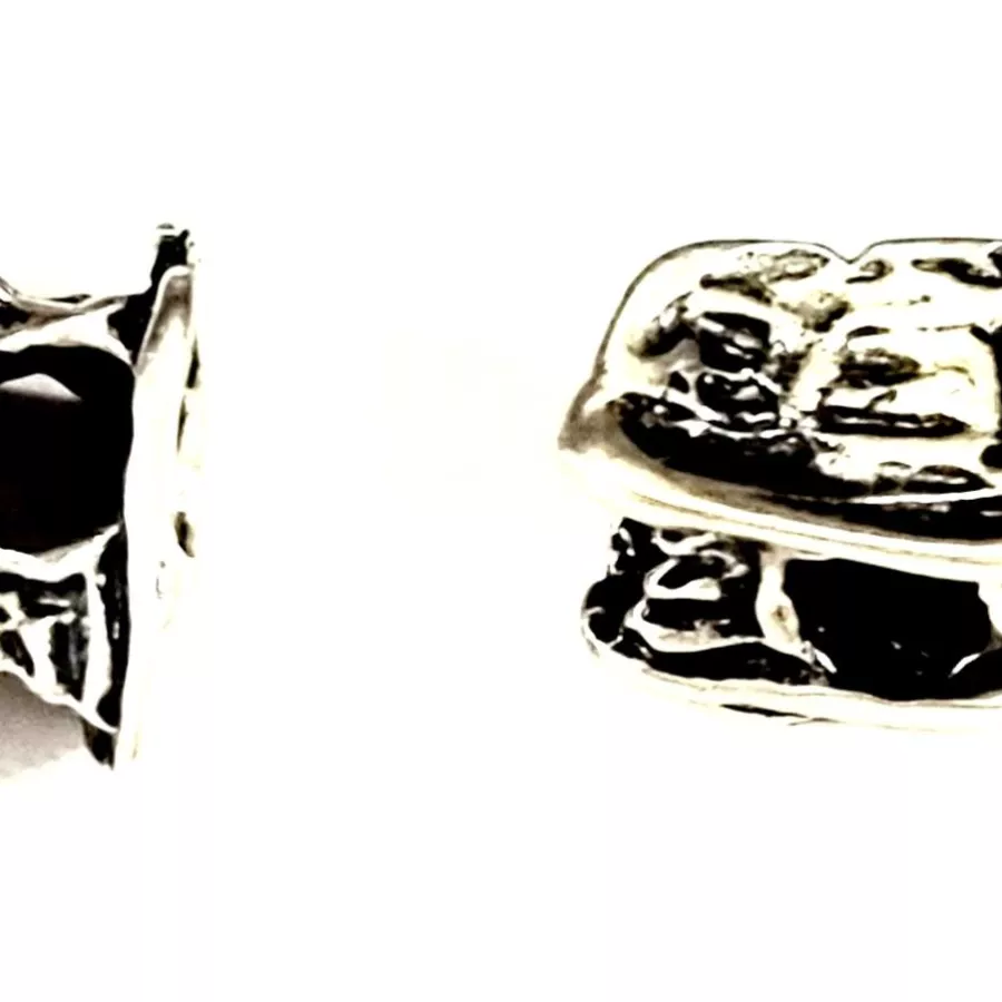 Intercalaire traversant