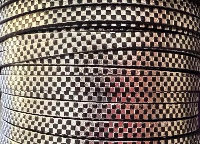 Cuir de buffle motif damier argent-noir en 5mm