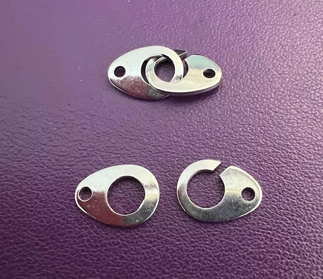 Fermoir Menottes en laiton couleur titane 12x8mm