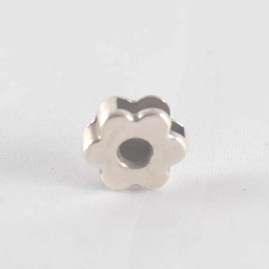 Passant  fleur avec trou 10mm pour cuir 