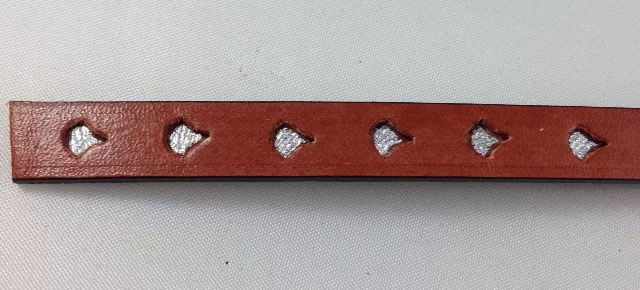 Cuir 10mm larme incrusté. - Marron