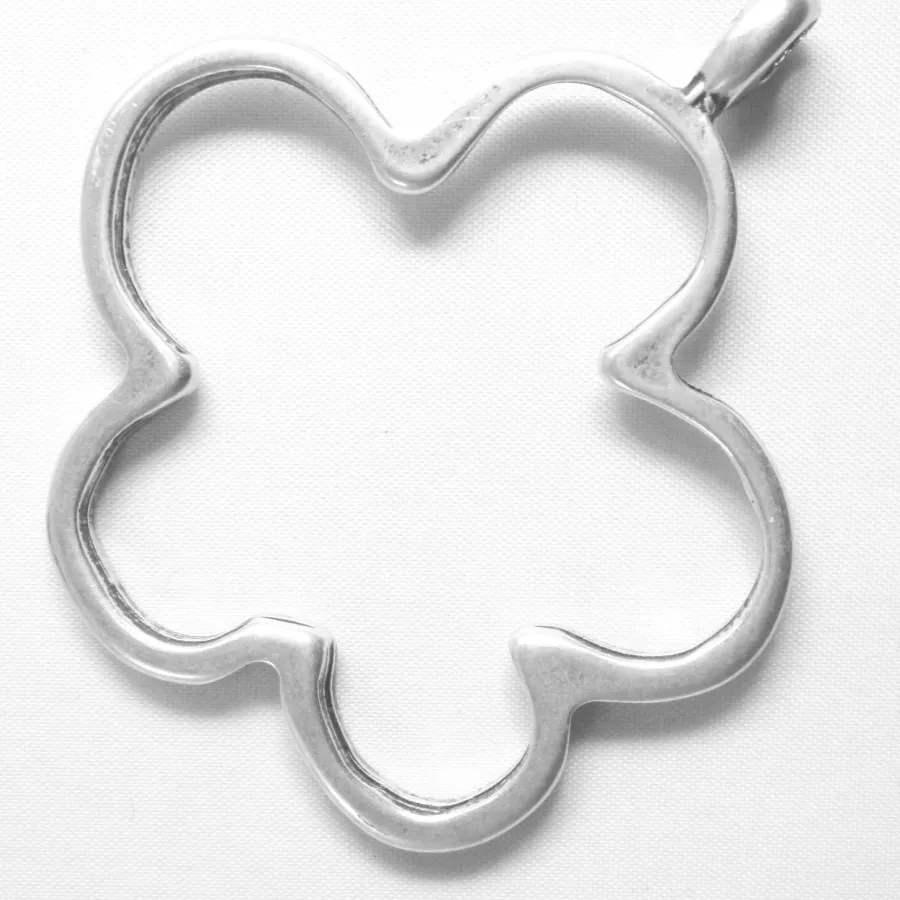 Pendant grande fleur evidée