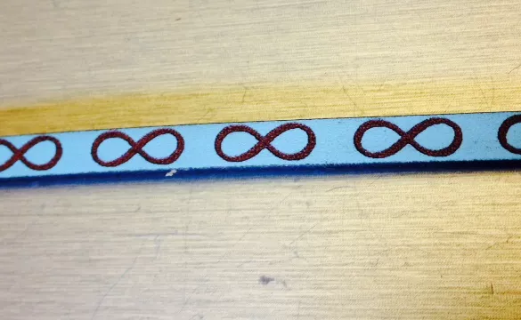 Cuir laser signe de l'infini 5mm - Bleu ciel