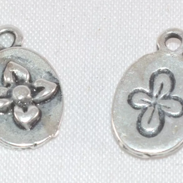 Petit pendant ovale double face avec motif fleur 10x8mm
