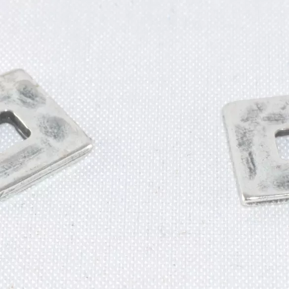 Pendant petit carré martelé