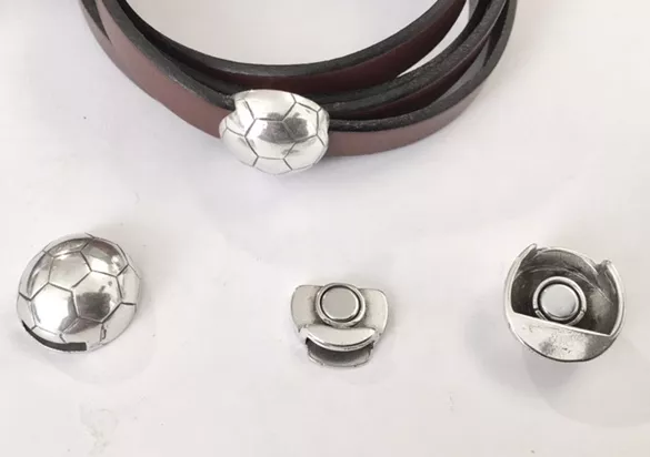 Fermoir aimanté ballon de football en 10mm, en étain plaqué argent