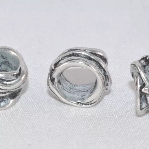 Perle irrégulière de 13 mm de diamètre, 8 mm cercle intérieur