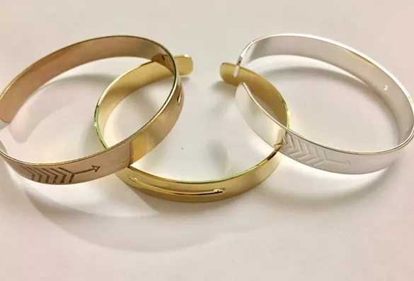 Jonc en laiton 8mm, flèche sur les côtés avec rainure pour perles miyuki