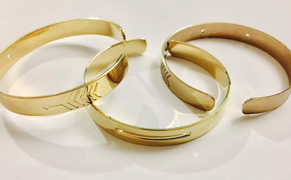 Jonc en laiton 8mm,  flèche sur les côtés, OR, rainure pour perles miyuki