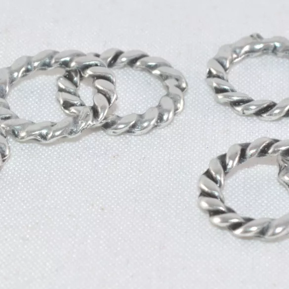 Anneaux fermés torsadés