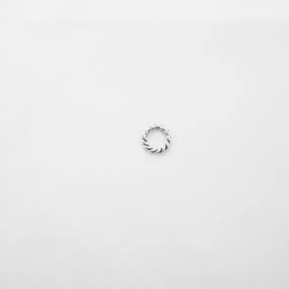 Anneaux fermés torsadés