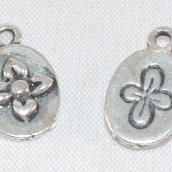 Petit pendant ovale double face avec motif fleur 10x8mm