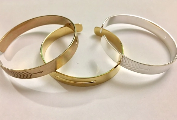 Jonc en laiton 8mm, flèche sur les côtés avec rainure pour perles miyuki